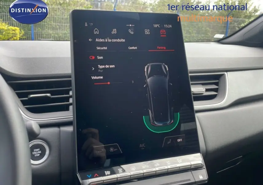 Vue intérieure centrée sur l'écran tactile du tableau de bord du Renault Captur 2025, ambiance moderne et épurée.