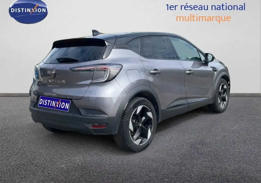 Vue 3/4 arrière droite du Renault Captur 2025 gris Cassiopée métal avec toit noir et jantes bi-ton distinctives.