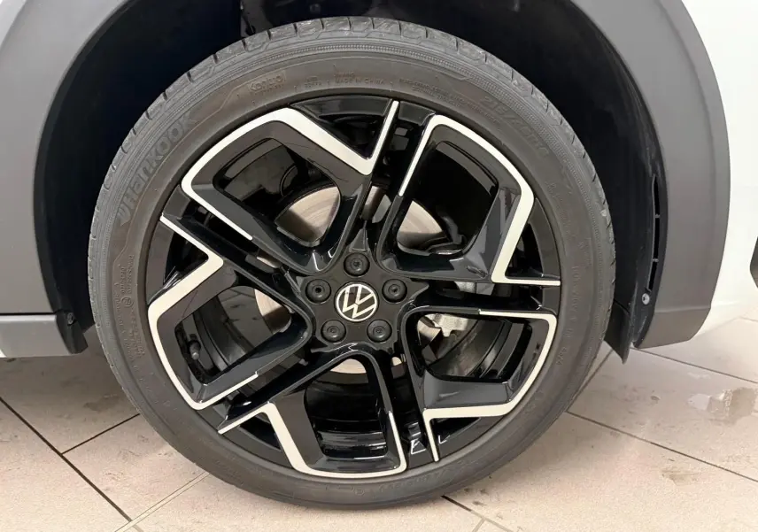 Gros plan sur la jante alliage noir et argent 18 pouces du Volkswagen Taigo blanc pur, version R-Line.