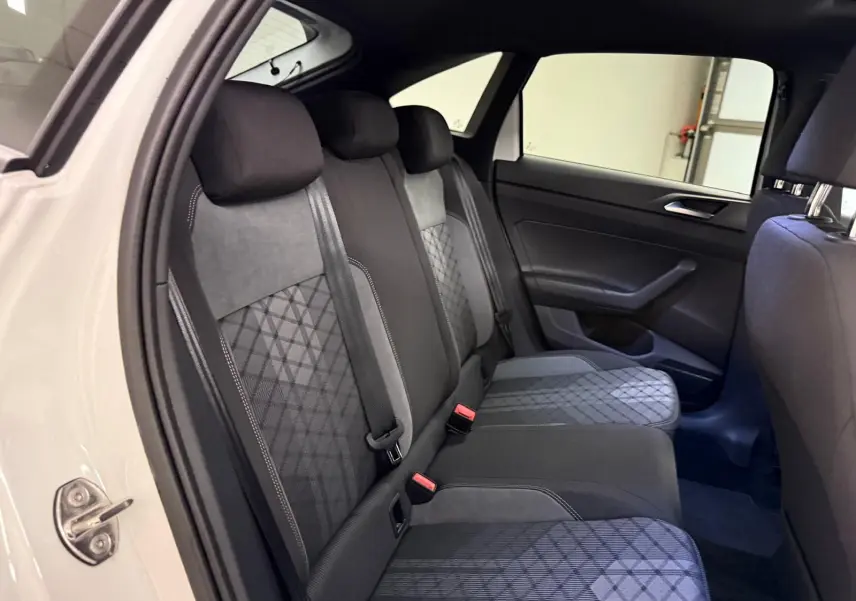 Vue intérieure côté droit sur la banquette arrière grise et noire du Volkswagen Taigo 1.5 TSI R-Line 2025.