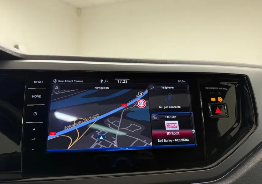 Écran tactile central du Volkswagen Taigo 2025 affichant la navigation et les options multimédia, vue intérieure frontale.