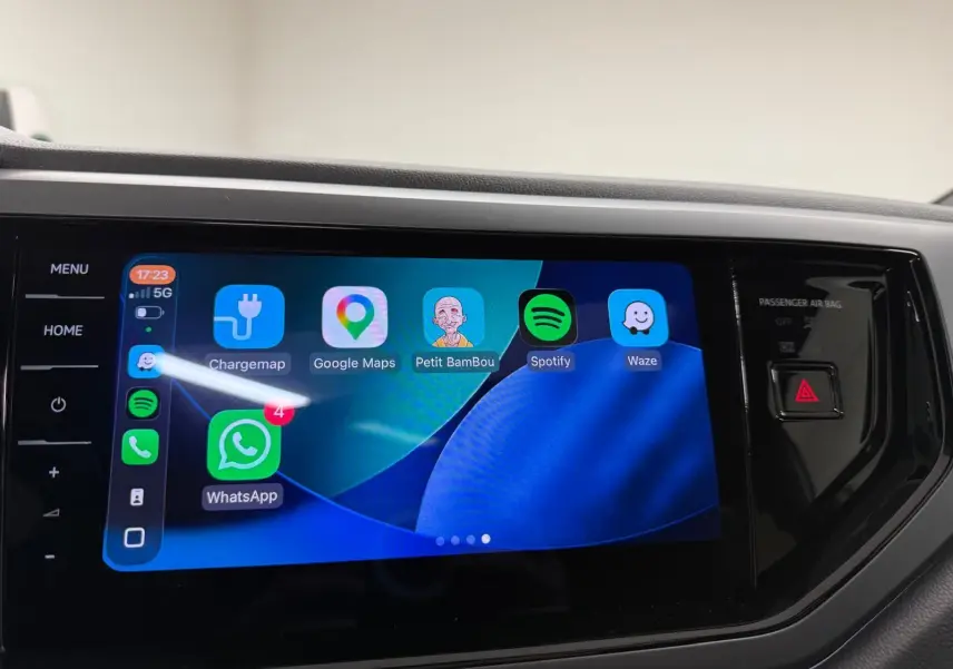Écran tactile central du Volkswagen Taigo 2025 affichant des applications connectées avec commandes tactiles autour.