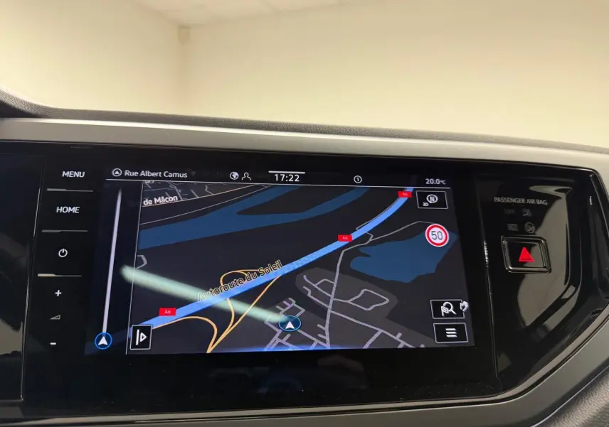 Écran tactile central du système de navigation Discover Pro dans un Volkswagen Taigo blanc toit noir, vue intérieure frontale.