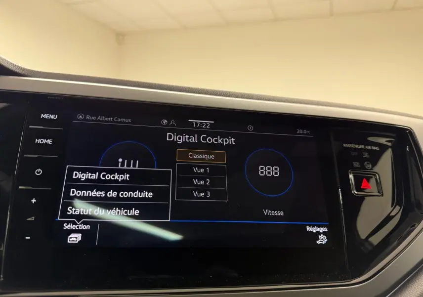 Écran tactile Digital Cockpit de la Volkswagen Taigo 1.5 TSI R-Line, affichage des données de conduite.