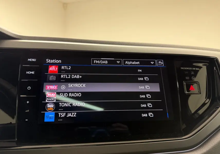 Écran tactile central du système infotainment Discover Pro du Volkswagen Taigo 2025 affichant les stations radio DAB.
