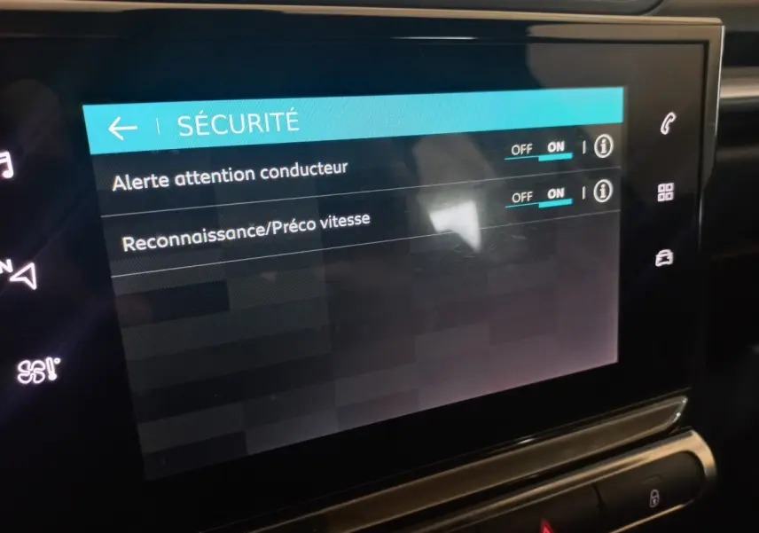 Écran tactile central de la Citroën C3 2024 noir affichant les réglages de sécurité avec options activées.