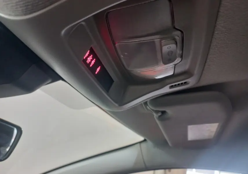Vue intérieure du plafond avant d'une Citroën C3 2024, montrant la console de plafonnier avec éclairage et commandes.