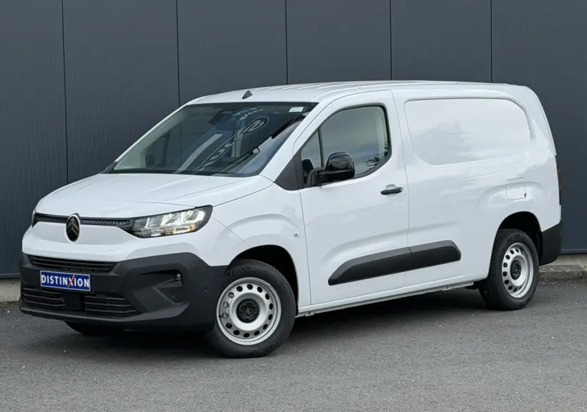 Vue 3/4 avant droite du Citroën Berlingo Van XL blanc Icy avec jantes tôle et protections noires sur portières.