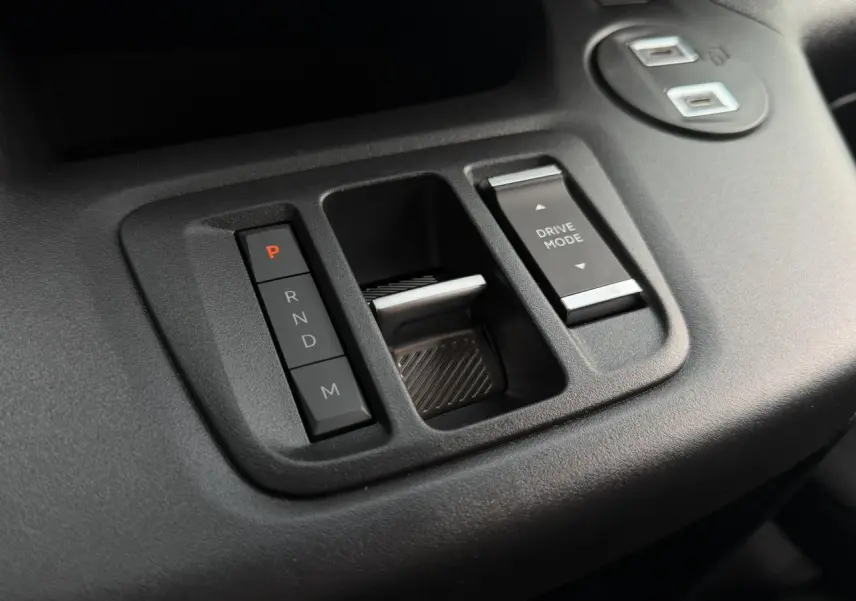 Gros plan sur la console centrale du Citroën Berlingo 2026, avec commandes de boîte auto et mode de conduite.