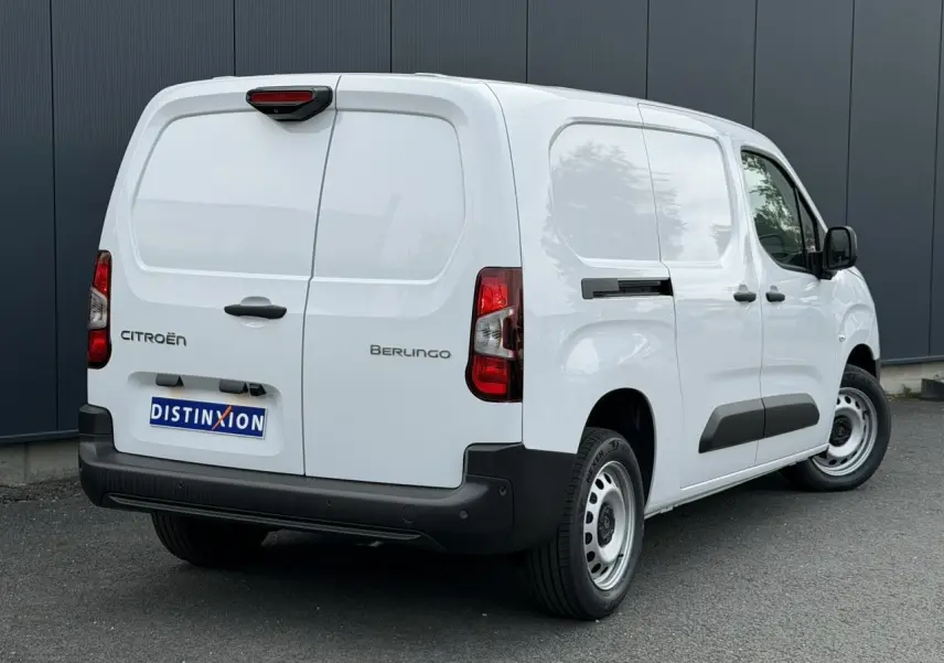 Vue 3/4 arrière droite d'un Citroën Berlingo Van XL blanc Icy avec portes arrière battantes tôlées et jantes tôles grises.