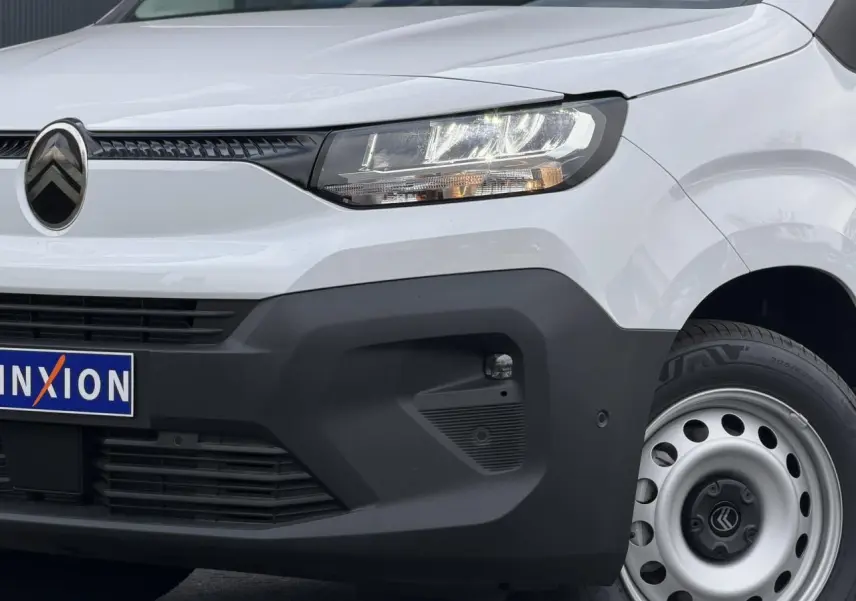Vue avant droite du Citroën Berlingo blanc Icy avec pare-chocs noir mat et jante tôle grise.