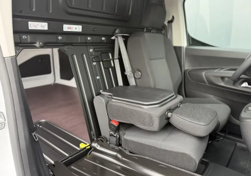 Vue intérieure côté droit du Citroën Berlingo Van XL blanc, montrant le siège passager rabattable et plancher bois antidérapant.