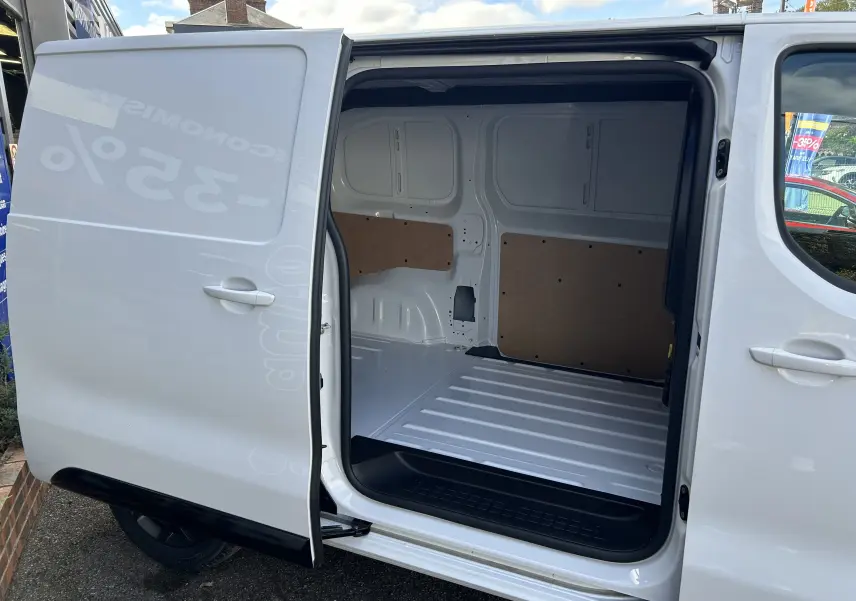 Vue latérale gauche du Citroën Jumpy Fourgon blanc 2025 avec porte coulissante ouverte montrant l'espace de chargement vide.