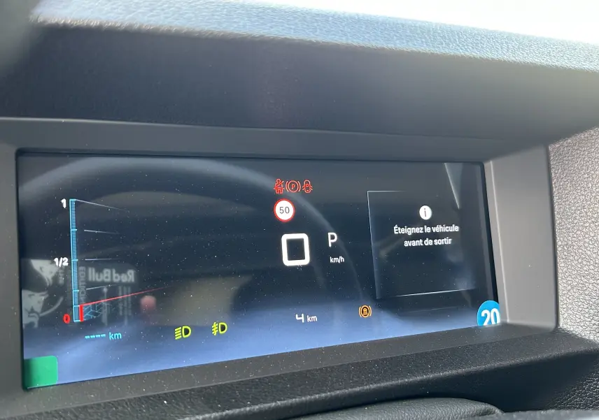 Affichage numérique du tableau de bord du Citroën Jumpy Fourgon blanc, montrant la vitesse à 0 km/h et alertes actives.