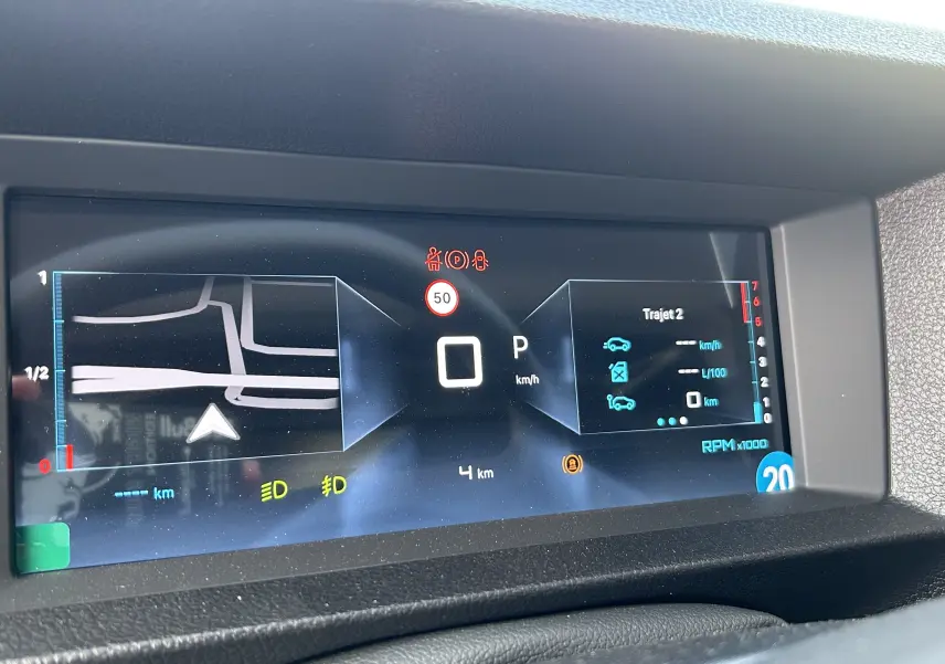 Tableau de bord numérique du Citroën Jumpy Fourgon blanc 2025, affichant la navigation et les indicateurs de vitesse et consommation.