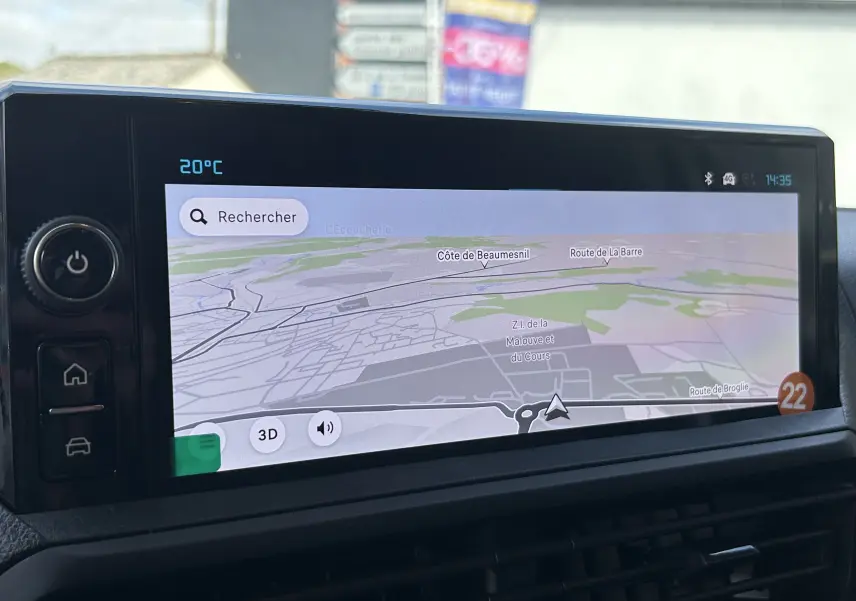 Écran tactile du système GPS du Citroën Jumpy Fourgon blanc 2025 affichant une carte en mode 3D.