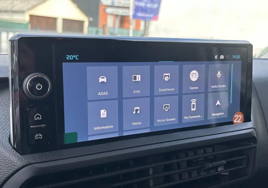 Écran tactile central du Citroën Jumpy Fourgon blanc 2025 affichant le menu principal avec options connectées.