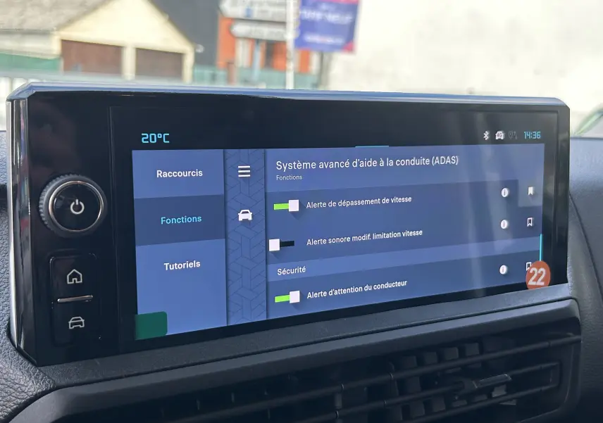 Écran tactile du système d'aide à la conduite Citroën Jumpy Fourgon 2025, affichant les alertes de sécurité et vitesse.