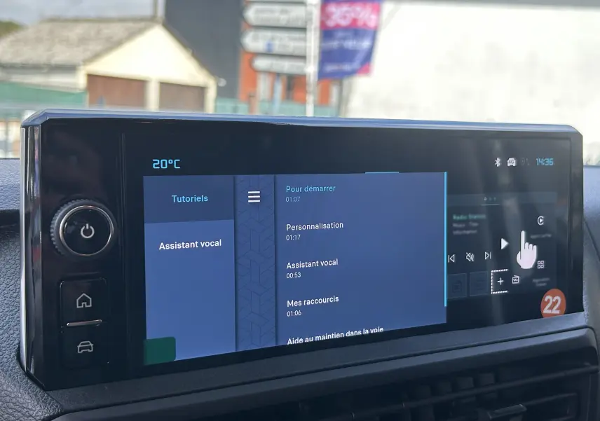 Écran tactile central du tableau de bord du Citroën Jumpy Fourgon blanc, affichant le menu assistant vocal à 14h36.