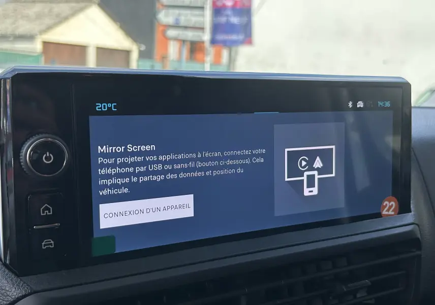 Écran tactile central affichant l'interface Mirror Screen dans un Citroën Jumpy Fourgon blanc, vue intérieure.