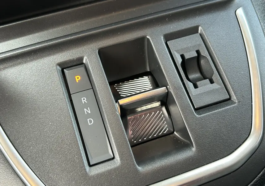 Gros plan sur la commande de boîte automatique avec sélecteur P-R-N-D et molette de réglage sur un Citroën Jumpy Fourgon blanc 2025.