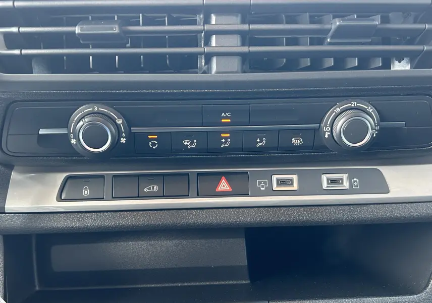Vue rapprochée de la console centrale du Citroën Jumpy Fourgon blanc 2025, avec commandes climatisation et ports USB.