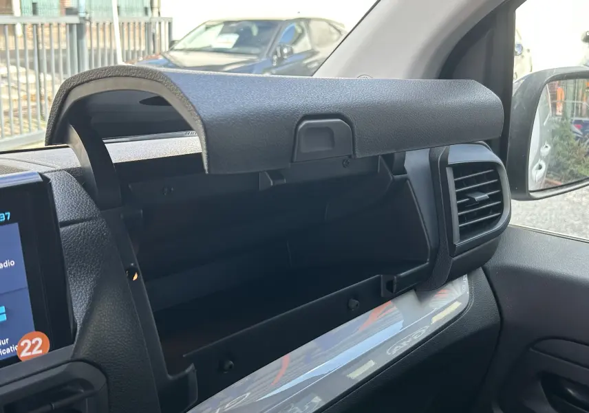 Vue intérieure du tableau de bord du Citroën Jumpy Fourgon 2025 avec boîte à gants ouverte côté passager.