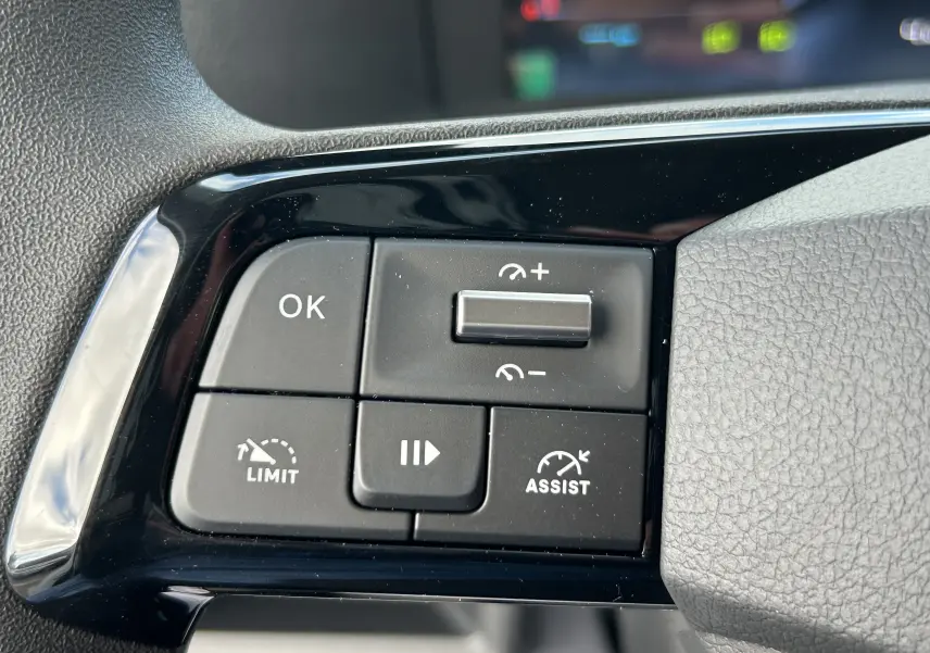 Gros plan sur les commandes au volant du Citroën Jumpy Fourgon blanc, avec boutons de limitation et assistance de vitesse.