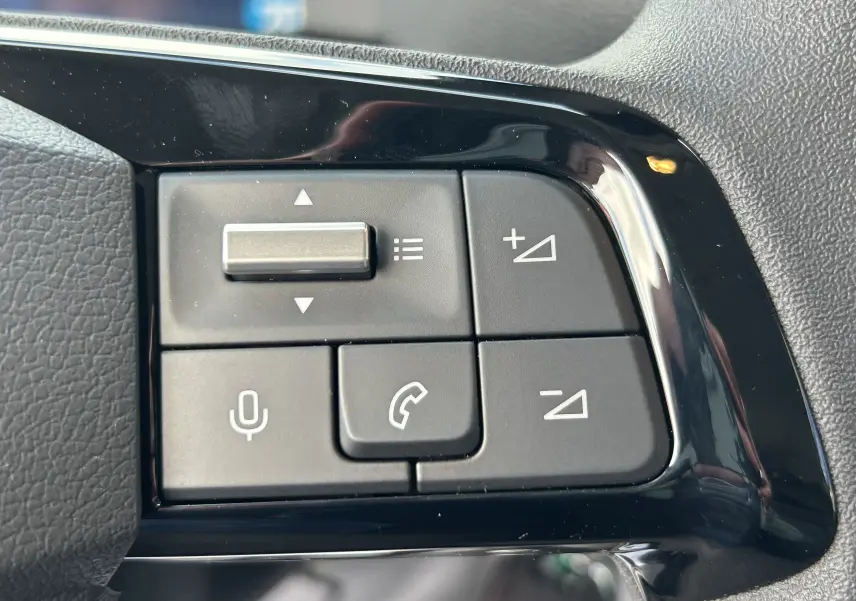 Gros plan sur les commandes au volant du Citroën Jumpy Fourgon blanc 2025, boutons de volume et appel visibles.