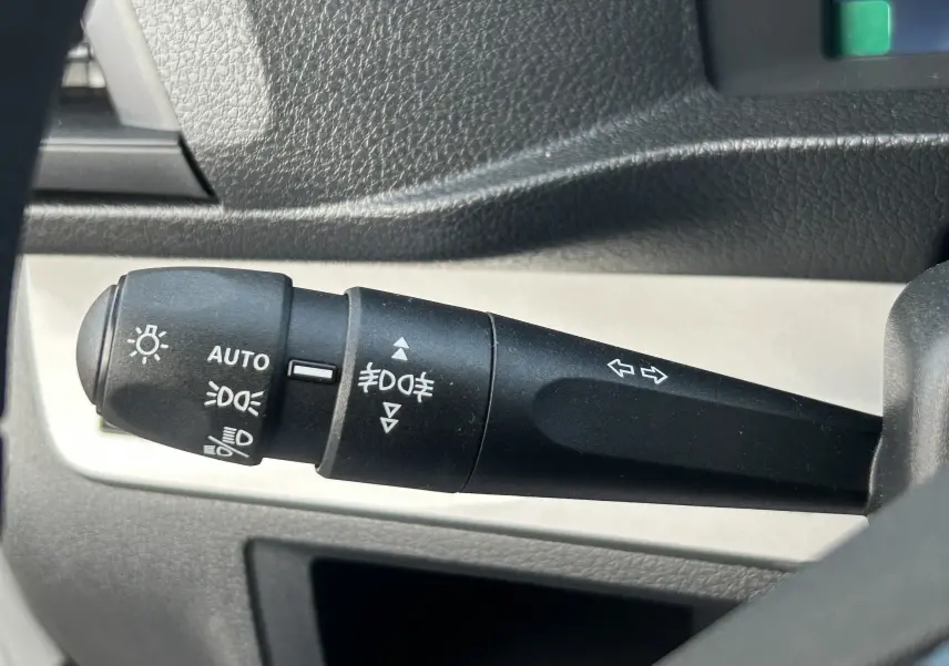 Le commodo d'éclairage noir du Citroën Jumpy Fourgon blanc 2025, avec commandes pour phares et clignotants.