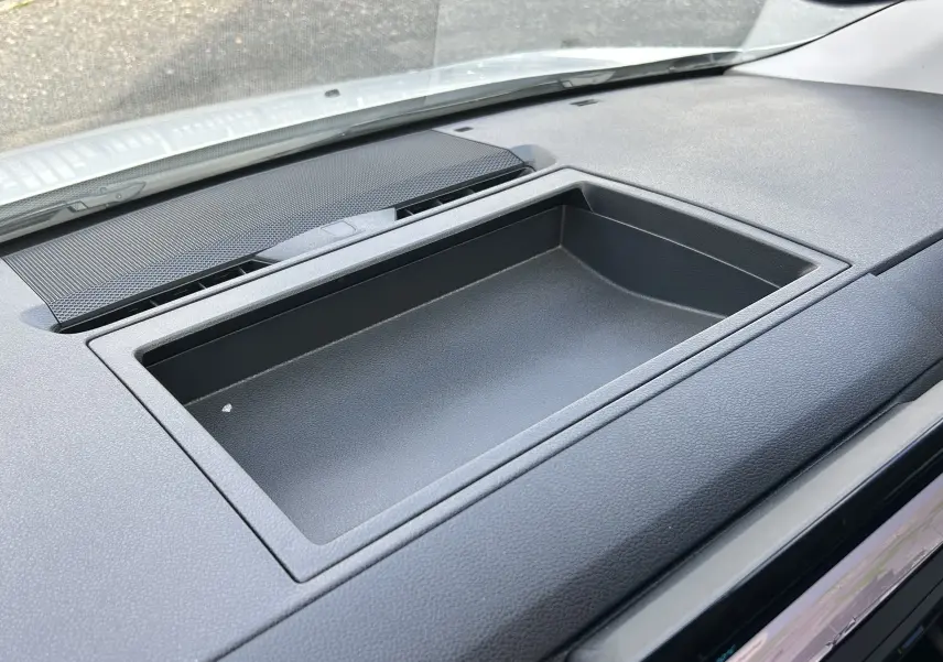 Détail intérieur du vide-poches noir sur le tableau de bord du Citroën Jumpy Fourgon blanc 2025.