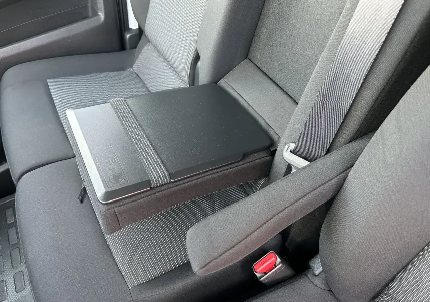 Gros plan sur la banquette avant grise du Citroën Jumpy Fourgon 2025 avec accoudoir central et ceinture de sécurité.