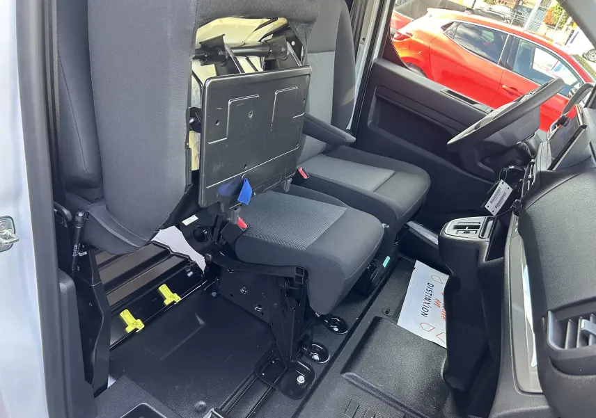 Intérieur du Citroën Jumpy Fourgon blanc 2025, vue côté droit sur sièges avant en tissu gris et tableau de bord.