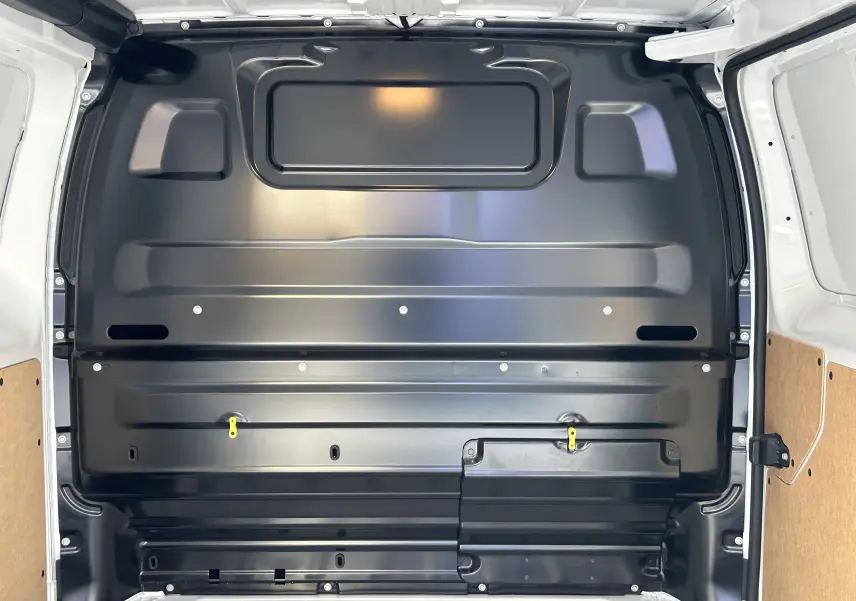Vue intérieure de la cloison arrière noire du Citroën Jumpy Fourgon blanc 2025, avec panneaux latéraux en bois clair.