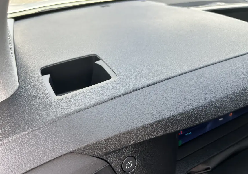 Détail du tableau de bord noir texturé du Citroën Jumpy Fourgon blanc, avec rangement intégré visible.