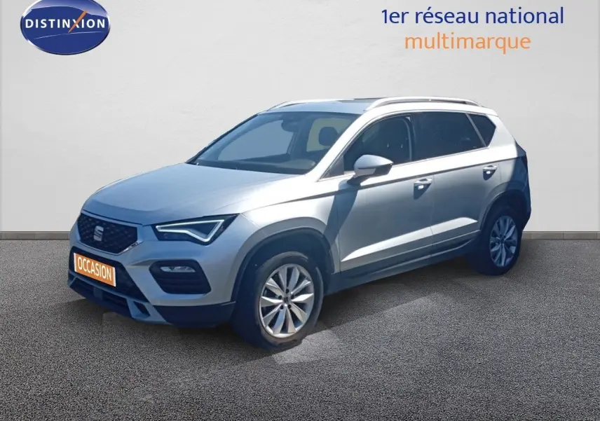 SEAT Ateca argent en 3/4 avant droit, mettant en valeur ses lignes modernes et ses jantes alliage.