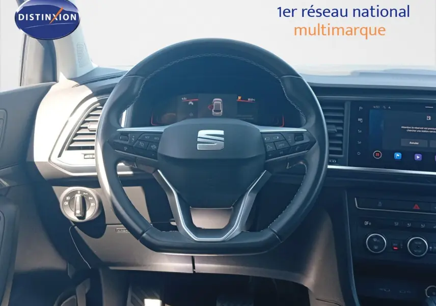 Vue frontale du volant cuir noir et du tableau de bord numérique du SEAT Ateca 2023 finition Style Business.