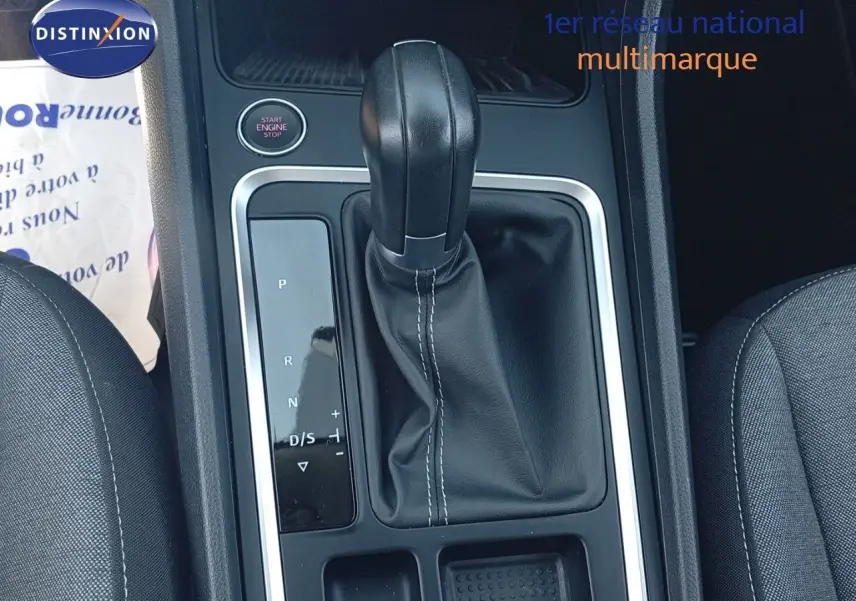 Gros plan sur la console centrale du SEAT Ateca 2023 avec levier de vitesse automatique et bouton start/stop.
