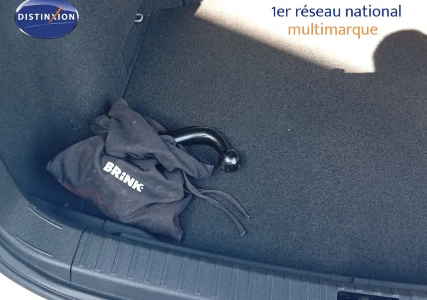 Gros plan sur l'attache-remorque dans le coffre d'un SEAT Ateca argent Reflex Metal, version 2023.