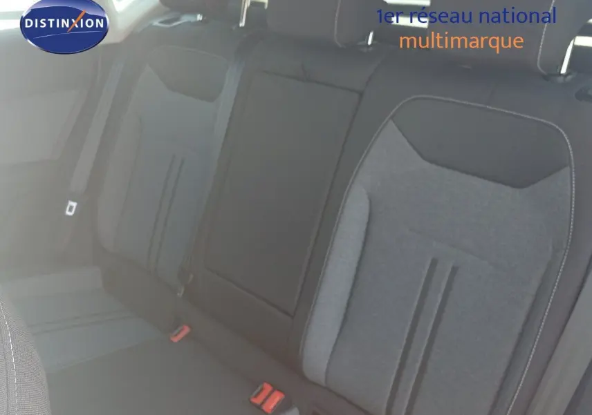 Vue intérieure sur les sièges arrière en tissu gris noir du SEAT Ateca 2023, version Style Business.