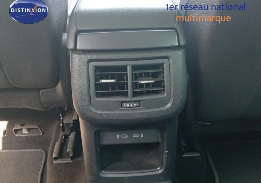 Bouche d'aération arrière et ports USB visibles entre les sièges avant d'un SEAT Ateca argent 2023.