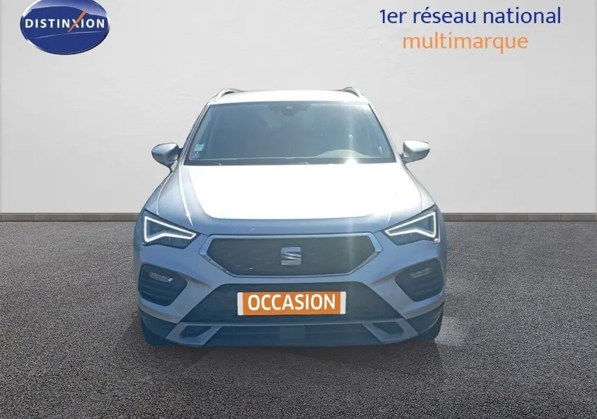 Vue frontale d'un SEAT Ateca argent reflex metal 2023 avec feux LED et plaque occasion visible.