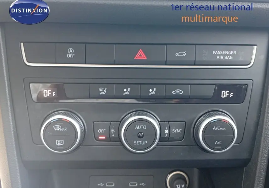 Panneau de commande de climatisation automatique du SEAT Ateca 2023, finition Style Business, avec boutons et affichages numériques.