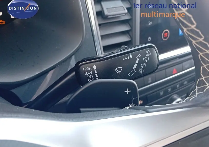 Gros plan sur la commande d'essuie-glace côté droit du volant d'un SEAT Ateca argent 2023, tableau de bord en arrière-plan.