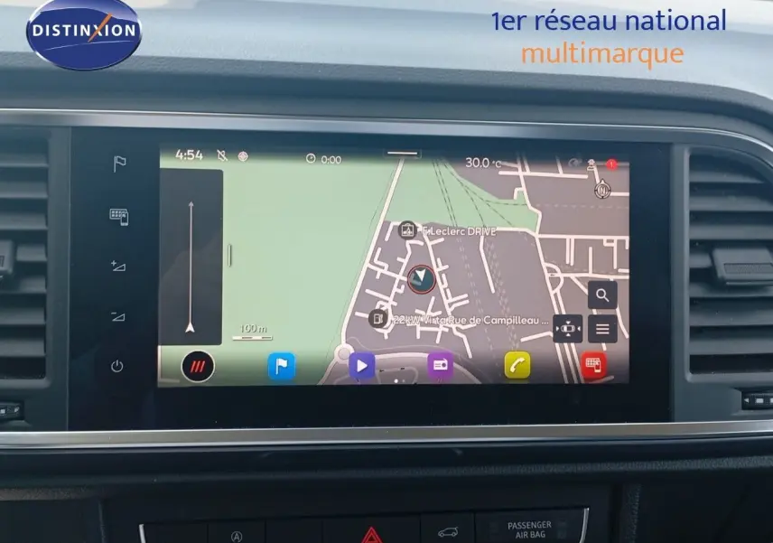 Écran tactile du système de navigation du SEAT Ateca 2023 affichant une carte en mode jour.