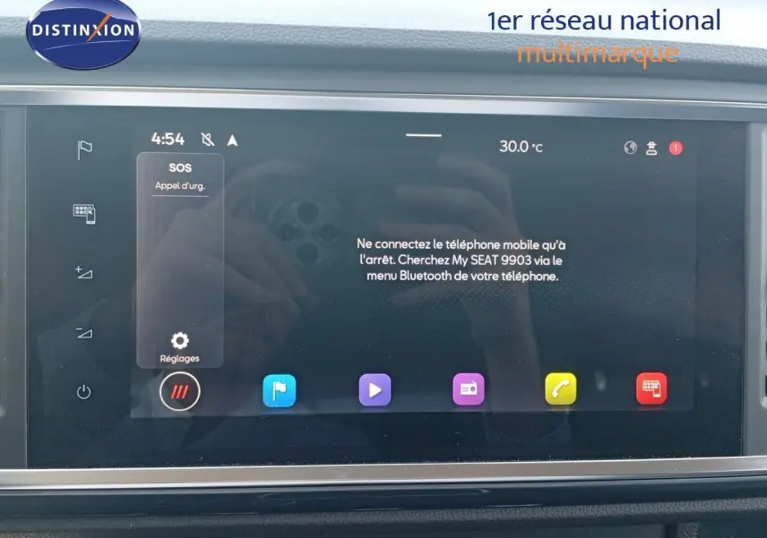 Écran tactile du système multimédia du SEAT Ateca 2023 en finition Style Business, affichant les options Bluetooth et SOS.