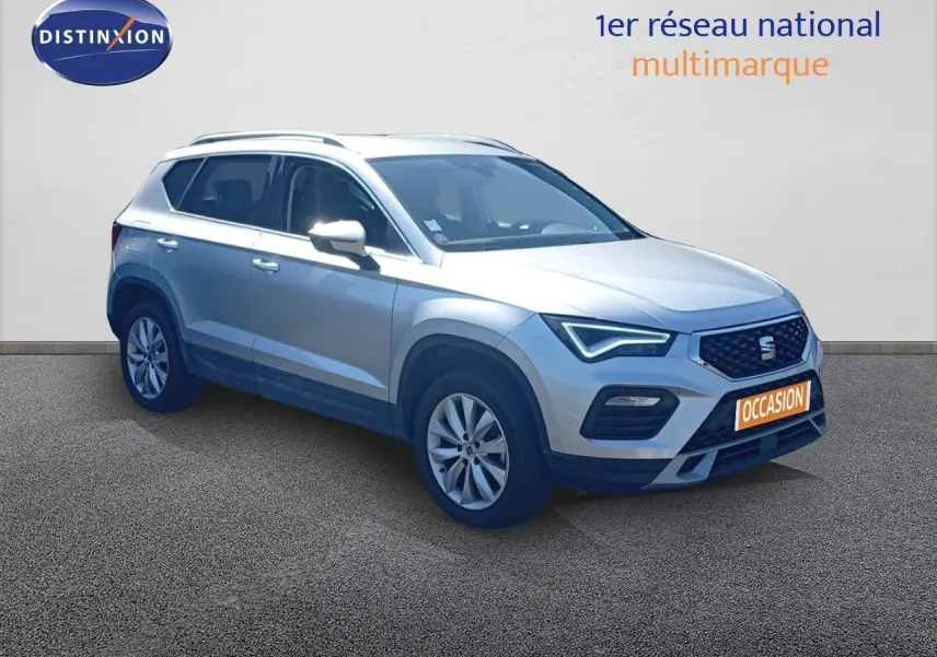 SEAT Ateca argent 3/4 avant droit, SUV compact avec calandre noire et jantes alliage 17 pouces.