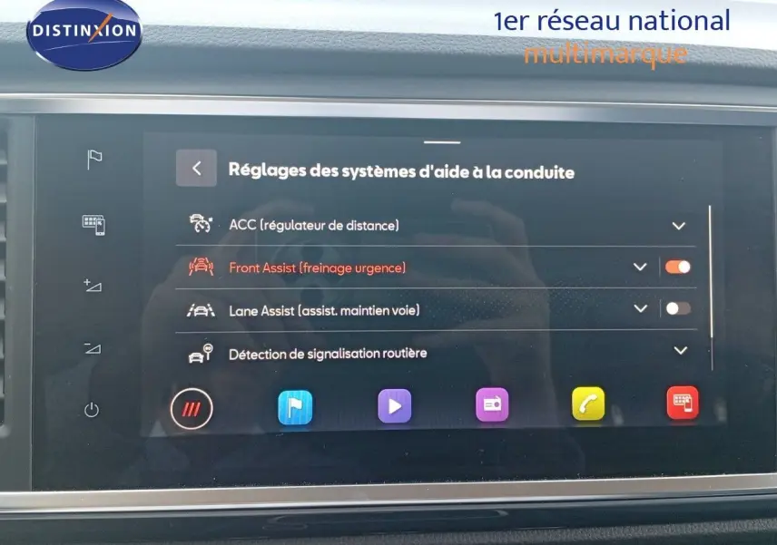 Écran tactile du système d'aide à la conduite du SEAT Ateca 2023 affichant les réglages d'assistances actives.