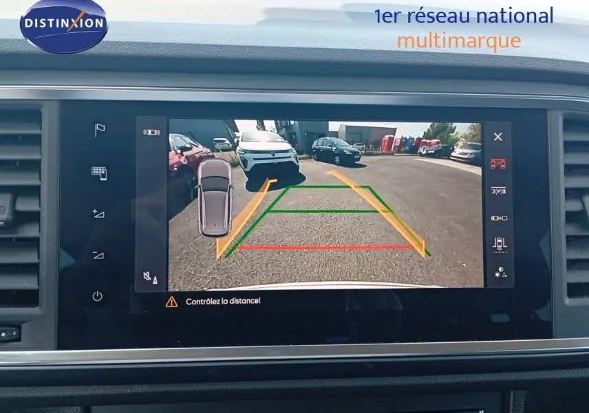 Vue de l'écran de caméra de recul du SEAT Ateca 2023 argent, montrant l'arrière avec lignes de guidage colorées.