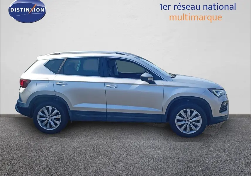 Profil côté gauche d'un SEAT Ateca 2023 argent reflex metal avec jantes alliage et lignes épurées sur fond neutre.